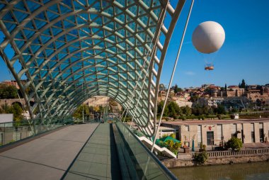Gürcistan, Tiflis - 23 Ekim 2020: Tiflis, Gürcistan 'daki Kura Nehri üzerindeki Barış Köprüsü.