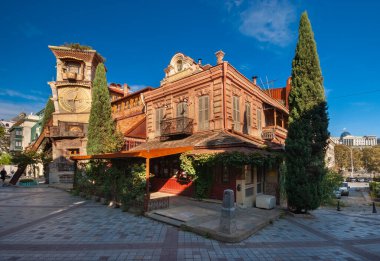 Gürcistan, Tiflis - 23 Ekim 2020: Rezo Gabriadze Tiflis 'in merkezindeki Marionette Tiyatrosu meydanında düşen kule. Georgia mı? Avrupa.