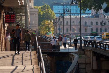 Gürcistan, Tiflis - 23 Ekim 2020: Kalabalık kalabalık şehir caddesinde yürüyor.