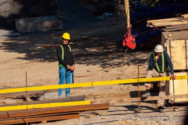 Gürcistan, Tiflis - 24 Ekim 2020: bir ev inşa süreci. İnşaatçılar. İşçi inşaat süreci.