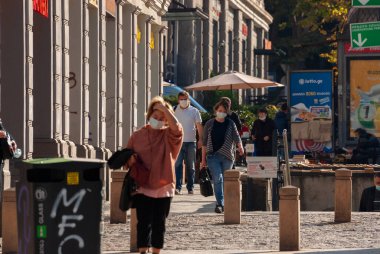 Gürcistan, Tiflis - 23 Ekim 2020: Kalabalık kalabalık şehir caddesinde yürüyor.