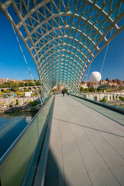 Geórgia Tbilisi Outubro 2020 Ponte Paz Sobre Rio Kura Tbilisi — Fotografia de Stock