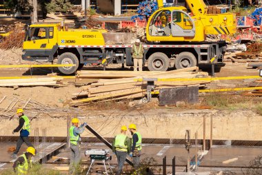 Gürcistan, Tiflis - 8 Kasım 2020: Bir ev inşa etme süreci. İnşaatçılar. İşçi inşaat süreci.