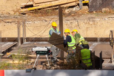 Gürcistan, Tiflis - 8 Kasım 2020: Bir ev inşa etme süreci. İnşaatçılar. İşçi inşaat süreci.