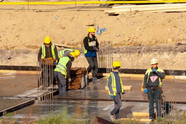 Gürcistan, Tiflis - 8 Kasım 2020: Bir ev inşa etme süreci. İnşaatçılar. İşçi inşaat süreci.