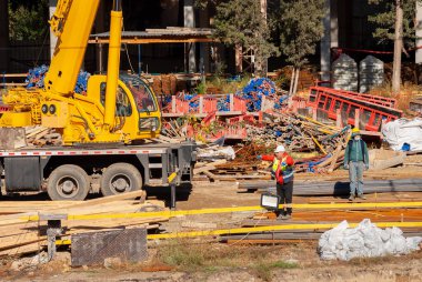 Gürcistan, Tiflis - 8 Kasım 2020: Bir ev inşa etme süreci. İnşaatçılar. İşçi inşaat süreci.