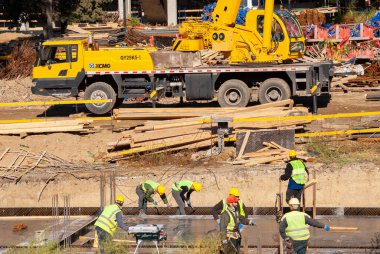 Gürcistan, Tiflis - 8 Kasım 2020: Bir ev inşa etme süreci. İnşaatçılar. İşçi inşaat süreci.