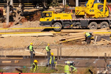 Gürcistan, Tiflis - 8 Kasım 2020: Bir ev inşa etme süreci. İnşaatçılar. İşçi inşaat süreci.