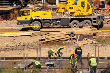 Gürcistan, Tiflis - 8 Kasım 2020: Bir ev inşa etme süreci. İnşaatçılar. İşçi inşaat süreci.