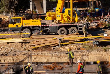 Gürcistan, Tiflis - 8 Kasım 2020: Bir ev inşa etme süreci. İnşaatçılar. İşçi inşaat süreci.