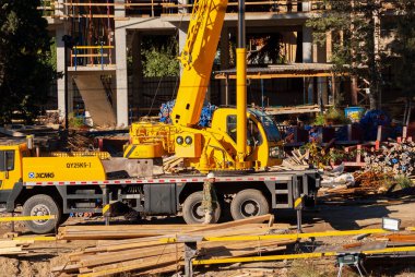Gürcistan, Tiflis - 8 Kasım 2020: Bir ev inşa etme süreci. İnşaatçılar. İşçi inşaat süreci.