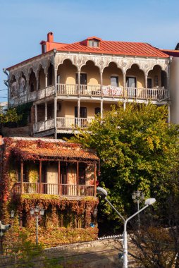 Gürcistan, Tiflis - 17 Kasım 2020: Tiflis 'in tarihi bölgesinde balkonlu evler. Georgia mı? Akşam Manzarası. Gün batımında eski güzel kasaba.