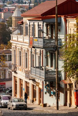 Gürcistan, Tiflis - 17 Kasım 2020: Tiflis 'in tarihi bölgesinde balkonlu evler. Georgia mı? Akşam Manzarası. Gün batımında eski güzel kasaba.