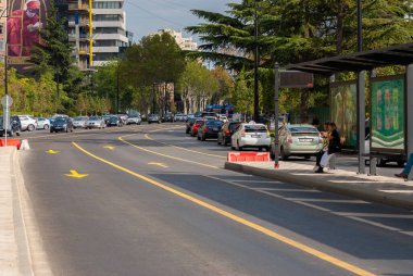 Gürcistan, Tiflis - 11 Ekim 2020: Şehir caddesinde trafik.