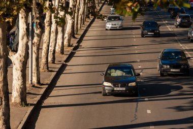 Gürcistan, Tiflis - 24 Ekim 2020: Şehir caddesinde trafik.