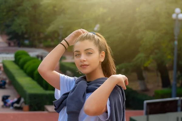 Linda Chica Adolescente Posando Parque Ciudad Noche Otoño — Foto de Stock