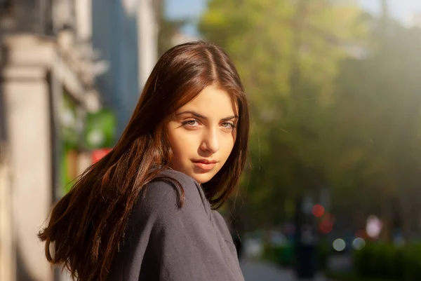 トビリシの美しい10代の少女 ジョージアの首都 — ストック写真
