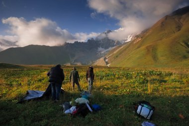 Gürcistan, Racha - 16 Ağustos 2013: Bir grup gezgin Gürcistan 'da Racha dağlarında seyahat ediyor.
