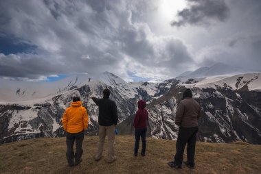 Gürcistan, Gudauri - 7 Mayıs 2015: Gezginler karlı dağların tadını çıkarıyorlar.