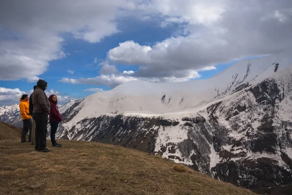 ジョージア州グドーリ 2015年5月7日 旅行者は雪をかぶった山々を楽しむ — ストック写真