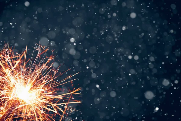 Queimando Sparklers Fundo Nevado Abstrato Conceito Festa Com Espaço Publicitário — Fotografia de Stock