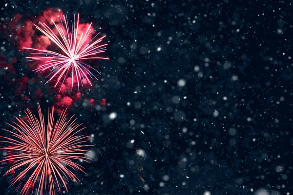 Fuegos Artificiales Sobre Fondo Nevado Abstracto Concepto Fiesta Con Espacio — Foto de Stock