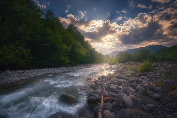 Schöner Sonnenuntergang Über Dem Schnell Fließenden Gebirgsfluss — Stockfoto