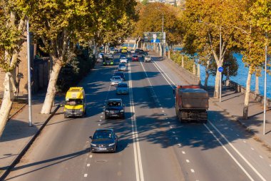 Gürcistan, Tiflis - 22 Kasım 2020: Şehir caddesinde trafik.