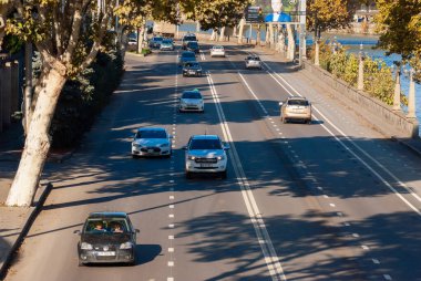 Gürcistan, Tiflis - 22 Kasım 2020: Şehir caddesinde trafik.