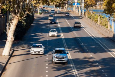 Gürcistan, Tiflis - 22 Kasım 2020: Şehir caddesinde trafik.