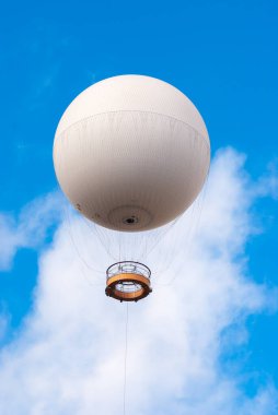 Gürcistan, Tiflis - 27 Kasım 2020: Gürcistan 'ın başkenti Tiflis üzerinde hava keşif balonu.