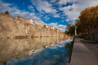 Tiflis 'in tarihi bölgesinde balkonlu evler. Georgia mı? Akşam Manzarası. Gün batımında güzel eski bir kasaba.