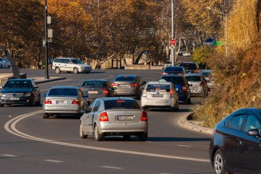 Gürcistan, Tiflis - 28 Kasım 2020: Şehir caddesinde trafik.