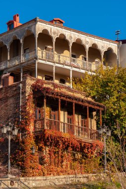 Gürcistan, Tiflis - 28 Kasım 2020: Tiflis 'in tarihi bölgesinde balkonlu evler. Georgia mı? Akşam Manzarası. Gün batımında eski güzel kasaba.