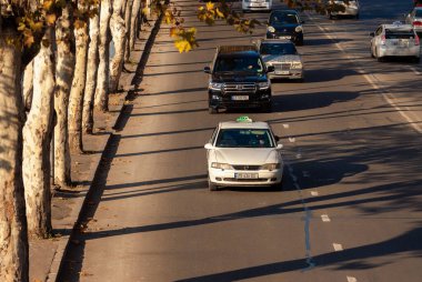 Gürcistan, Tiflis - 28 Kasım 2020: Şehir caddesinde trafik.