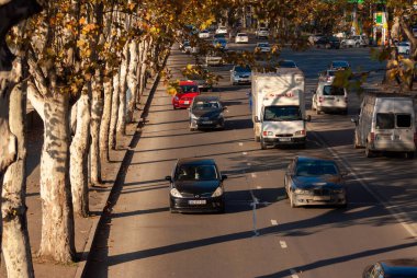 Gürcistan, Tiflis - 28 Kasım 2020: Şehir caddesinde trafik.
