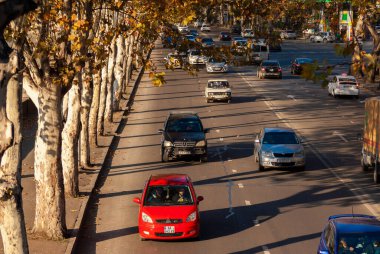 Gürcistan, Tiflis - 28 Kasım 2020: Şehir caddesinde trafik.
