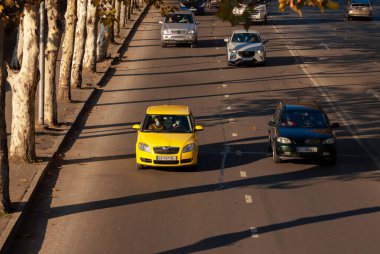 Gürcistan, Tiflis - 28 Kasım 2020: Şehir caddesinde trafik.