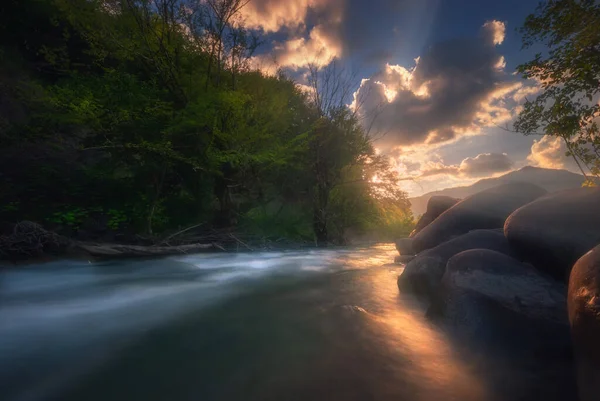Magischer Sonnenuntergang Über Dem Schnell Fließenden Gebirgsfluss — Stockfoto