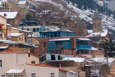 Gürcistan, Tiflis - 25 Şubat 2021: Tiflis 'in tarihi bölgesinde balkonlu evler. Georgia mı? Kış Manzarası. Güzel Eski kasaba.