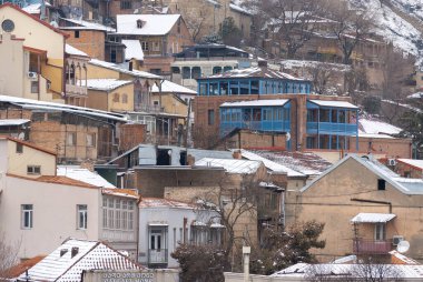 Gürcistan, Tiflis - 25 Şubat 2021: Tiflis 'in tarihi bölgesinde balkonlu evler. Georgia mı? Kış Manzarası. Güzel Eski kasaba.
