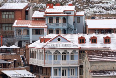 Gürcistan, Tiflis - 25 Şubat 2021: Tiflis 'in tarihi bölgesinde balkonlu evler. Georgia mı? Kış Manzarası. Güzel Eski kasaba.