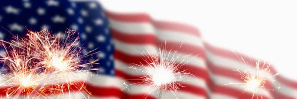Jahrgangsfeier Mit Wunderkerzen Und Defokussierter Amerikanischer Flagge Juli — Stockfoto