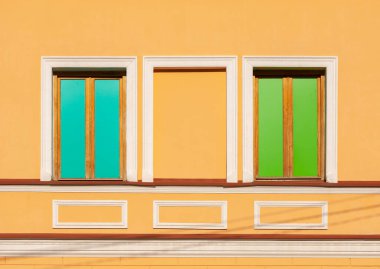 Eski Tiflis 'in geleneksel dar caddesinde renkli pencereler.