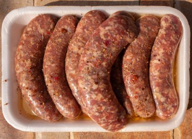 Açık bir masada pişmeye hazır taze sulamalar..