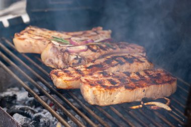 Yanan ızgarada ızgara biftek. Seçici odak ile çekim.