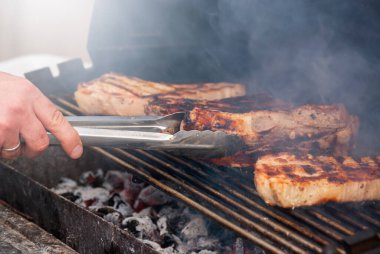 Yanan ızgarada ızgara biftek. Seçici odak ile çekim.