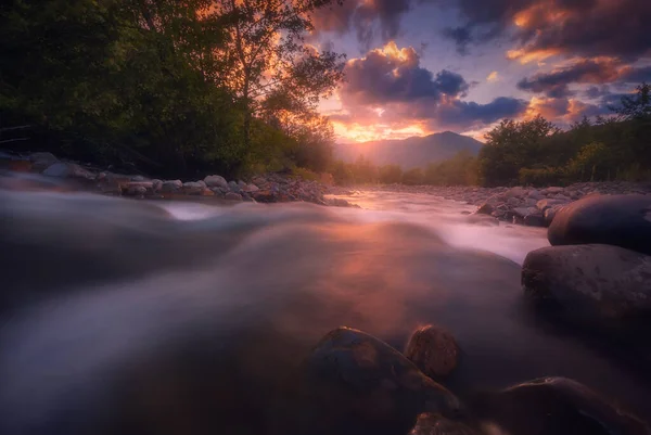 Bellissimo Paesaggio Estivo Soleggiato Fiume Montagna Che Scorre Veloce — Foto Stock