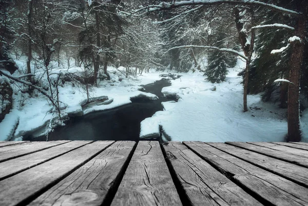 Fiume Che Scorre Inverno Con Ponte Stecche Legno Vuoto Paesaggio — Foto Stock