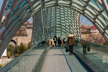 Gürcistan, Tiflis - 17 Mart 2021: Tiflis 'teki Barış Köprüsü' nde insanlar yürüyor.